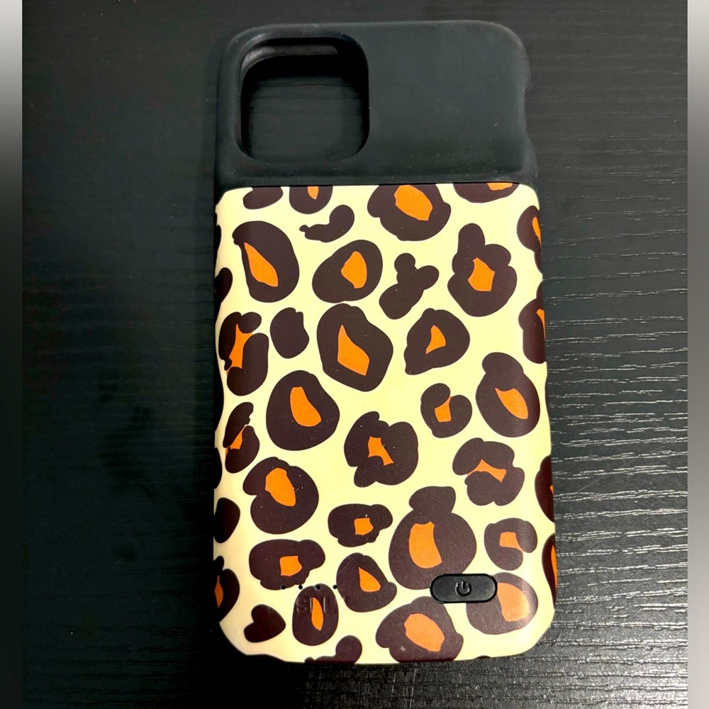 Casely iPhone 11 Pro Powerbank Case, Leopard Print